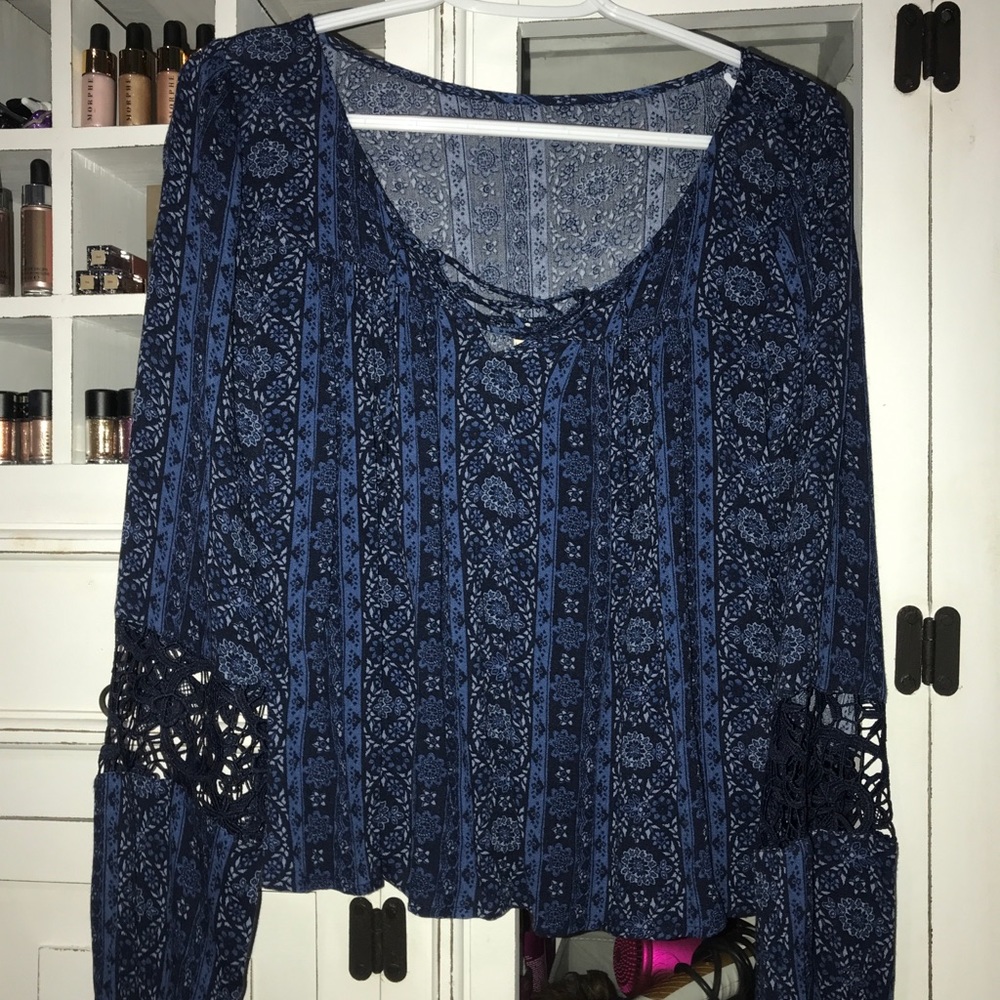 Blue hollister top
